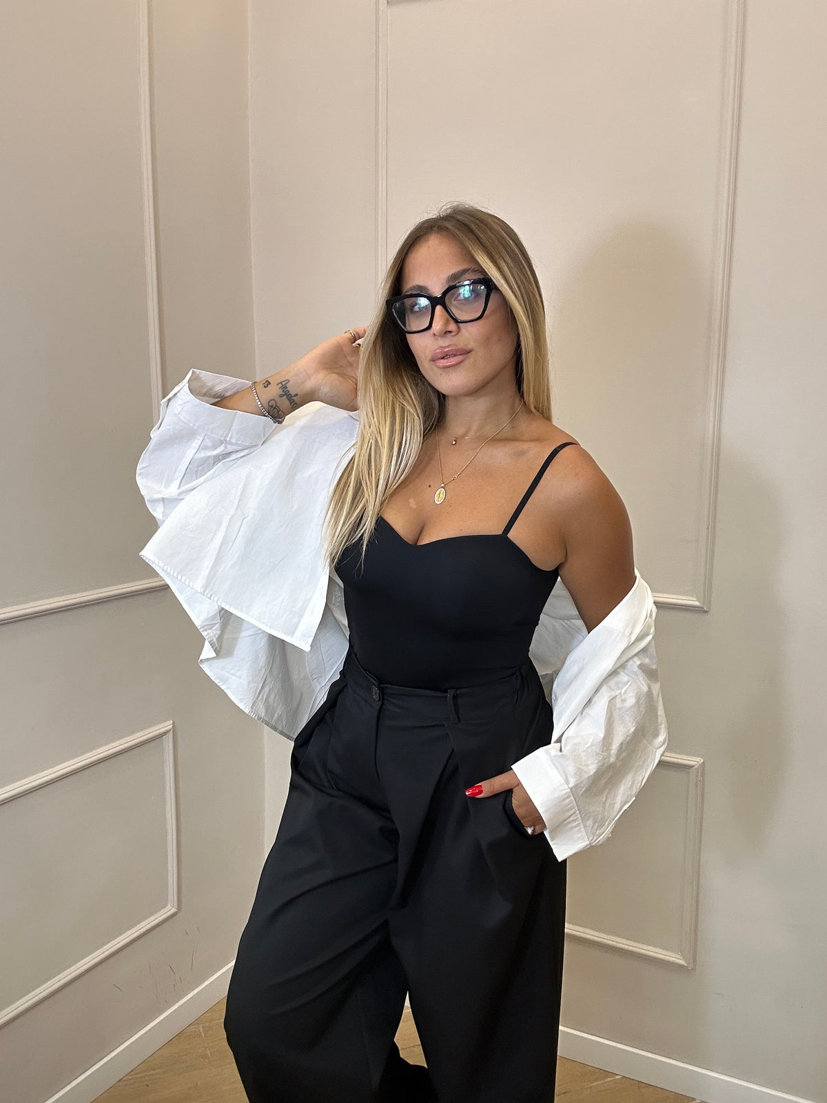 pantalone palazzo a vita alta con pinces.