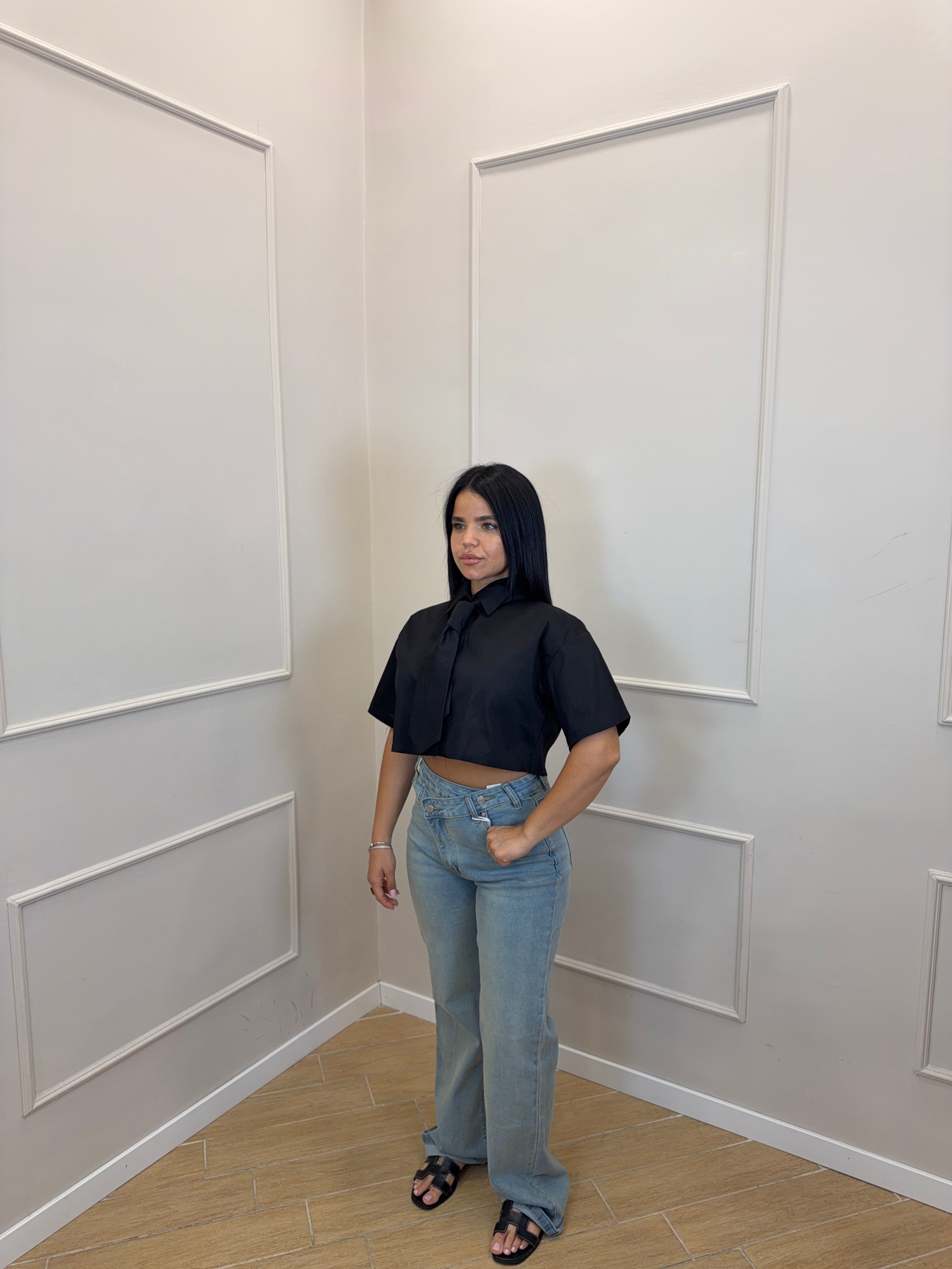 Camicia crop con cravatta