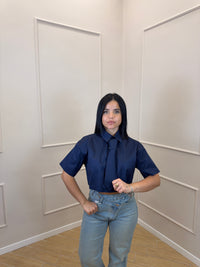 Camicia crop con cravatta