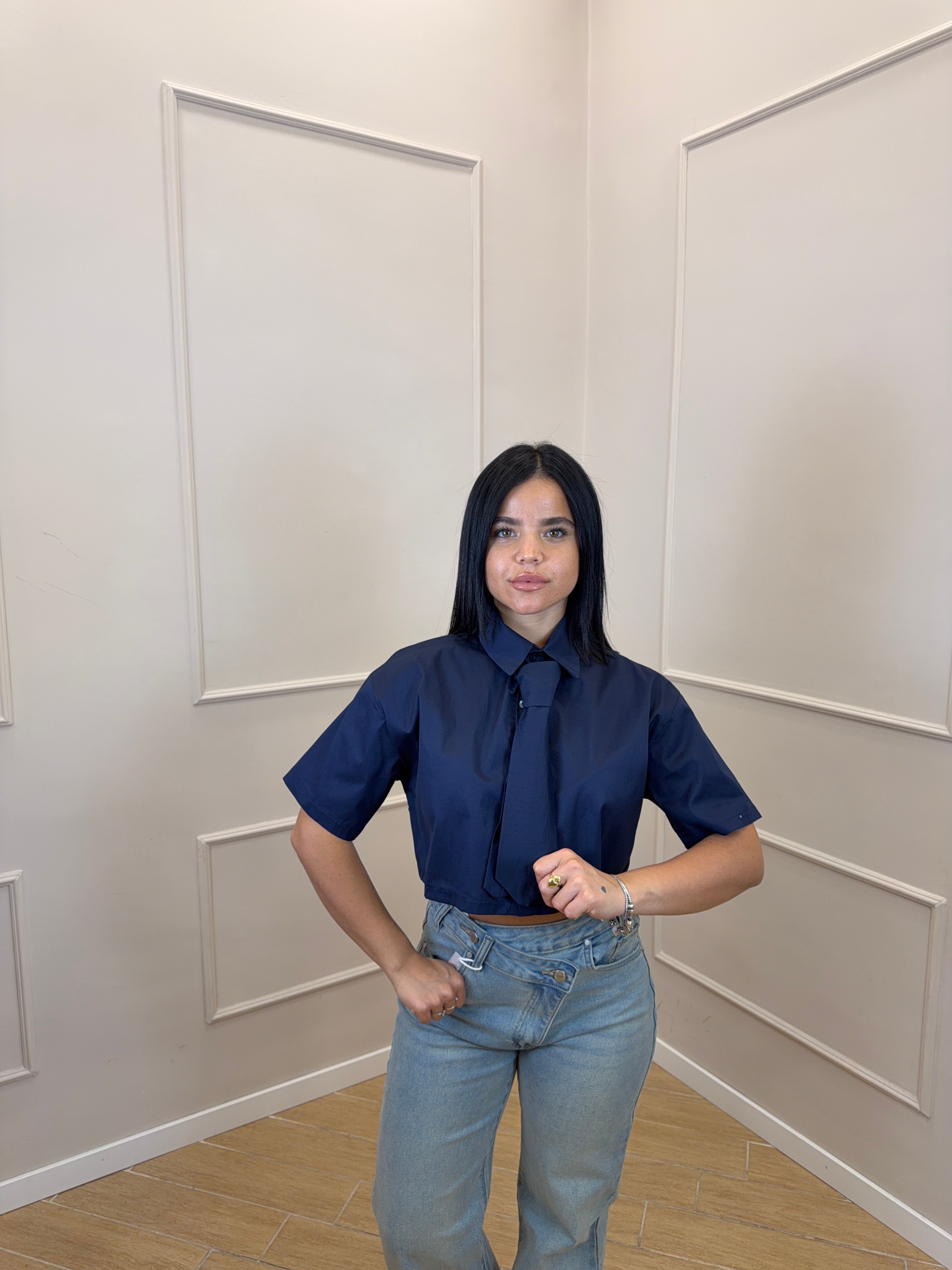 Camicia crop con cravatta
