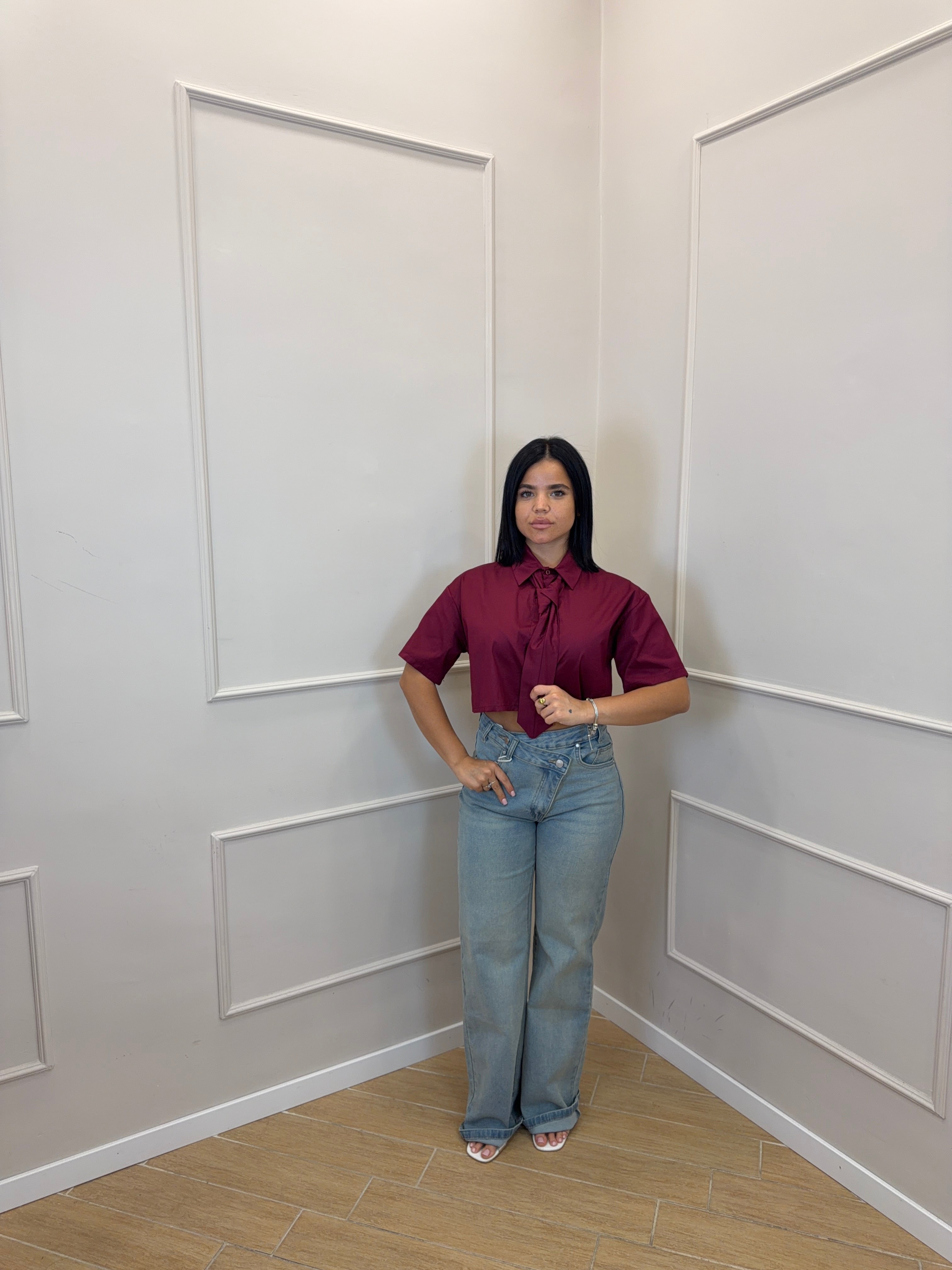 Camicia crop con cravatta